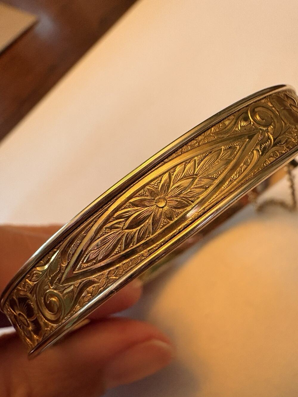 Vintage Dunn Bros 10K Gold Filled Engraved Floral Hinged Bangle Bracelet
